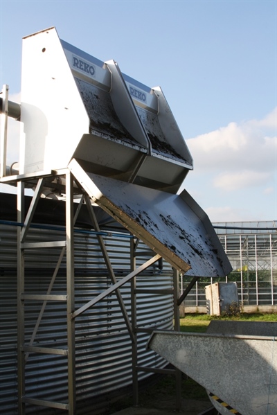 Het drainwater wordt naar het bedrijf gepompt en gaat over twee zeefbochten vóór het wordt opgeslagen in de silo voor ‘vuile drain’.